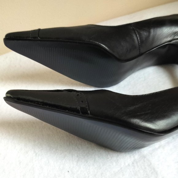 Black Patent and Leather Pump - Picture 3 of 3